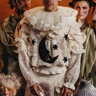 a group of people standing next to each other wearing costumes with faces painted on them Harry Styles Halloween Harry Styles Circus, Harry Styles Halloween, Halloween Costumes Harry Styles, sienna