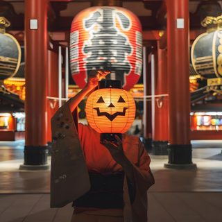 Tokyo Fall Aesthetic, Lantern Festival Japan Pictures, Asakusa Tokyo Aesthetic, Autumn Market In Tokyo, Tokyo Lanterns, Japanese Festival Photography Ideas, Shibuya Halloween, Japanese Festival Photography, Japanese Lanterns In Tokyo Japan Halloween Tokyo Fall Aesthetic, Lantern Festival Japan Pictures, Asakusa Tokyo Aesthetic, saddle brown