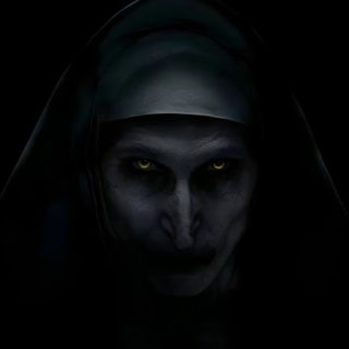 an evil nun in the dark with yellow eyes and black robes, staring at the camera Halloween Movie Iphone Valak, Black Scary, Valak Hd, Scary Black, Horror The Nun 4k, The Nun,