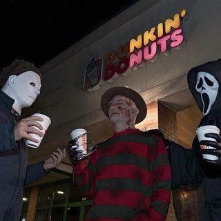 three people dressed up in halloween costumes holding cups Trio Halloween Ghostface Scream, Horror Movies Funny, Scary Movie Characters, Horror Villains, black