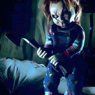 a creepy doll holding a knife in the dark Halloween Scary Chucky Chucky Scary, Black Chucky, Chucky Doll Iphone, Horror Chucky, Chucky Iphone,