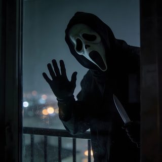 a person wearing a mask and holding their hands up in front of a window at night Halloween Halloween Scream Ghostface Scary Movie, Ghostface Profile Pic, Scream Backgrounds, black