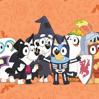 a group of cartoon characters standing next to each other in front of a halloween background Bluey Halloween Cute Fall Backgrounds, Bluey And Bingo Fall, Bluey Halloween Iphone, Bluey Fall, sandy brown