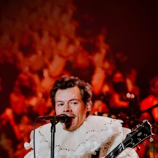 a man that is standing up with a guitar in front of his face and singing into a microphone Harry Styles Happy Halloween Iphone One Direction Pumpkin Painting Ideas, Harry Styles Crown, One Direction Halloween, maroon
