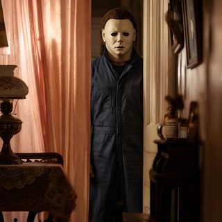 a person in a creepy mask standing at the entrance to a room with an ironing board Halloween Film Halloween, Michael Myers, Michael Myers Halloween, Horror Villains, Horror Movies, black