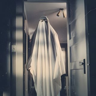 an open door with a white cloth draped over it's head in the dark John Carpenter Halloween Halloween Film Images, Halloween Movie Photos, Ghost From Halloween Movie, dark slate gray