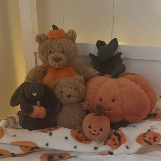 teddy bears and pumpkins are sitting on a bed Jellycat Halloween Fall Room Ideas, Autumn Room, Fall Bedroom Decor, Fall Room Decor, Halloween Bedroom, gray