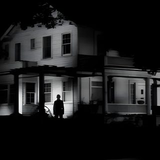 a person standing in front of a house at night with the light on and behind him John Carpenter Halloween Old Scary Movies, Vintage Scary Movies, Old Horror Movie Aesthetic, black