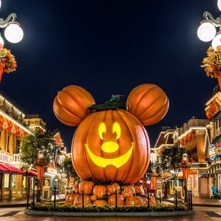 a mickey mouse pumpkin in the middle of a street at night with lights on it Disney Parks Halloween Halloween Iphone, Halloween, Halloween Desktop, Disney Mignon, dark slate gray