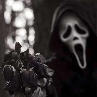 a black and white photo of a person wearing a ghost mask holding a bouquet of roses Scream Edgy Aesthetic Halloween Ghost Face Aesthetic, Wow Photo, Halloween Iphone Backgrounds, black