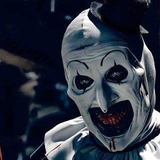a creepy clown holding a knife in his right hand and wearing a white mask with red eyes Halloween Terrifier Conjuring Film, Scary Movie 5, Jason Patric, Universal Halloween Horror Nights, black
