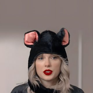 a woman wearing a black hat with ears on it Taylor Swift Halloween Taylor Cute Pics, Taylor Swift Halloween, Halloween Taylor Swift, gray