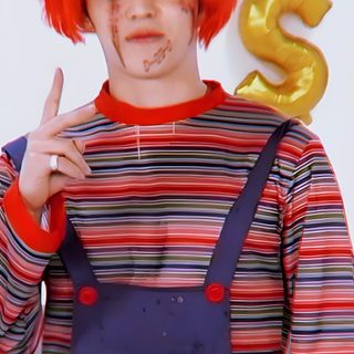 a young man with red hair wearing overalls and holding up the letter s in front of his face Seventeen Halloween Dk Halloween Costume, Bss Seventeen, Cheers Seventeen, Seventeen Kidult, indian red