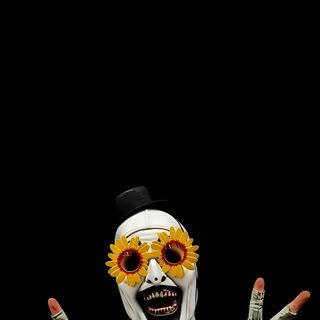 a person dressed as a skeleton with sunflowers on their face and two hands Halloween Terrifier Mort, Terrified, Halloween Iphone Scary, Terrifier 4k, Art The Clown Background, black