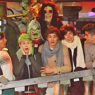 a group of young men standing next to each other in front of a metal fence One Direction Halloween One Direction Londres, One Direction Disneyland, One Direction Universal Studios, sienna