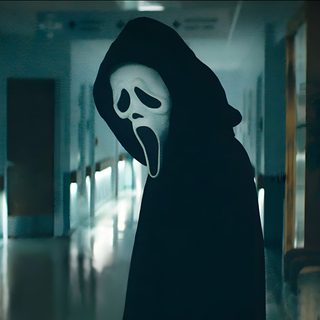 a person wearing a ghost mask in a hallway Halloween Laptop Scream Scream Movie Images, Scream Movie Original, Scream Film Aesthetic, dark slate gray