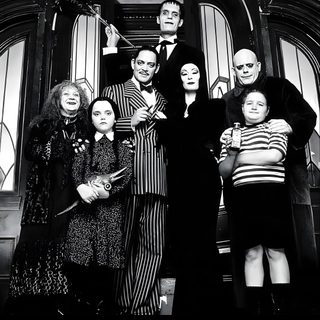 a group of people dressed up in halloween costumes Halloween Family Cameos Addams Family Mum, Addams Family Picture, Adams Family Pictures, black