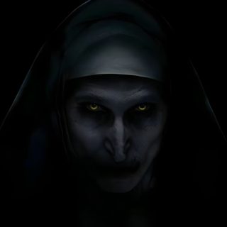 an evil nun in the dark with yellow eyes and black robes, staring at the camera Halloween Scary Aesthetic Valak, Black Scary, Valak Hd, Scary Black, Horror The Nun 4k, The Nun,