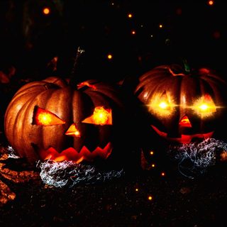 two carved pumpkins sitting in the dark with glowing eyes and teeth on their faces Halloween Laptop Gif Halloween Lights Gif, Spooky Halloween Gif, Halloween Party Gif, black