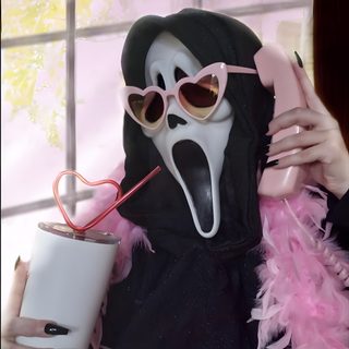 sweet or kiss 🍭💋 Halloween 2024 🎃 (ya se que casi llegamos a Diciembre pero ya saben que público todo después) 📍 @meraki.sandwichbar Pink Ghost Face Aesthetic, Pink Ghostface Aesthetic, Ghostface Aesthetic Pink, Hot Pink Ghost Face, Scream With Pink Phone, Ghost Face With Pink Phone, Pink Ghostface Photoshoot, Ghostface Girl Wallpaper, Ghost Face Pink Halloween Meme Pink Ghost Face Aesthetic, Pink Ghostface Aesthetic, Ghostface Aesthetic Pink, gray