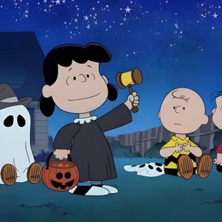 charlie brown and his family in the peanuts house with pumpkins, ghost and jack - o'- lanterns Charlie Brown Halloween Laptop Halloween Backgrounds Charlie Brown, Snoopy Fall Desktop, Snoopy Fall Laptop, midnight blue