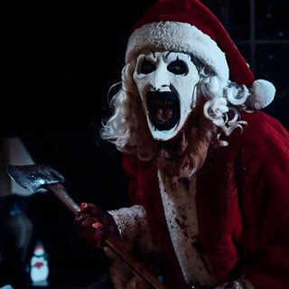a person dressed as santa claus with an ax in his hand and wearing a mask Halloween Terrifier Jason Voorhees Christmas Pfp, Christmas Terrifier Pfp, Terrifier Christmas, black
