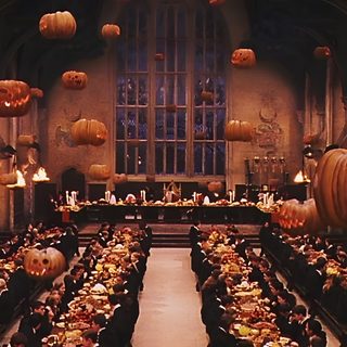 a large hall filled with lots of tables covered in pumpkins and lit up candles Hogwarts Halloween Desktop Sweet November, Harry Potter Fondos De Pantalla, Mac, dark slate gray
