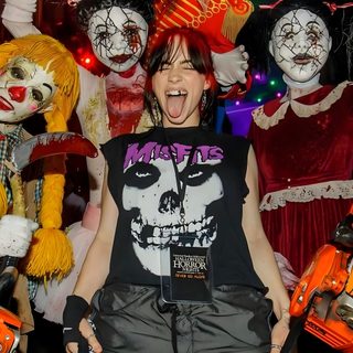 a woman standing in front of some clowns Billie Eilish Halloween Halloween Horror Nights Clown, Halloween Billie Eilish, Jack The Clown Halloween Horror Nights, black