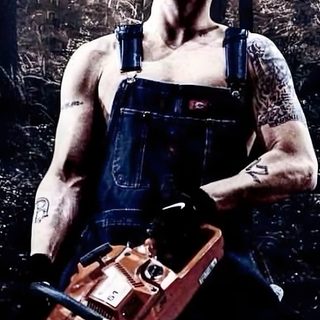 a man in overalls holding a chainsaw and wearing a mask on his face Eminem Halloween Diy Halloween Costume Inspiration, Halloween Costume Ideas, Horror Movie Character, black