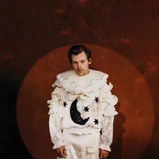 a man in a white dress with a moon and stars on it Harry Styles Halloween Harry Styles Halloween, Pregnant Halloween Costumes, Pierrot Clown, black