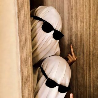 a person wearing sunglasses hiding behind a wooden door Halloween Bff Photo Halloween, Ghost Photography, Sheet Ghost, Halloween Photography, dark khaki