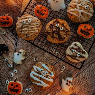 halloween cookies on a cooling rack with candles Halloween Cookie Halloween 20, Oreo Cake, Halloween Cookies, Shortbread Cookies, saddle brown