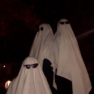 two people dressed in white are standing outside at night with their eyes covered by ghost costumes Trio Halloween Diy Ghost Costume Ideas, Ghost Costumes At Night, Halloween Ghost Costumes, black