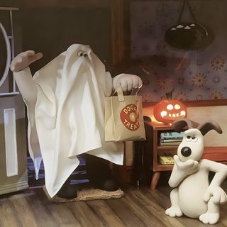a stuffed dog is holding a bag next to a ghost in a room with wooden floors Wallace And Gromit Halloween Background Shaun The Sheep Halloween Movie, Wallace And Gromit Halloween, Wallace And Gromit Pumpkin, dark olive green