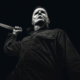 a man with a knife in his hand and wearing a black outfit, standing against a dark background Halloween 2018 Horror Gif, Horror Movies Computer, Michael Myers Desktop, Horror Movie Pc, black