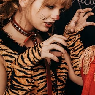 a woman dressed as a tiger is posing for the camera Halloween Taylor Swift Taylor Swift 1989 Tour, Blonde Cat, Photos Of Taylor Swift, saddle brown