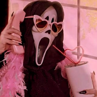 a person wearing a mask and holding a drink in front of her face with pink feathers Halloween Scream Funny Pink Ghost Face Aesthetic, Pink Ghostface Aesthetic, Ghostface Aesthetic Pink, indian red