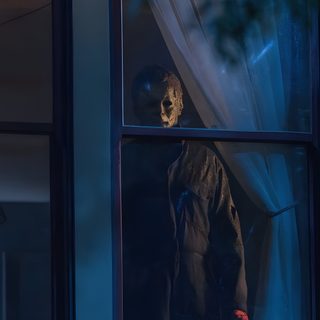 a scary looking person standing in front of a window Halloween 1978 Iphone Michael Myers Standing On Stairs, Jason Voorhees Aesthetic, Halloween Slasher Aesthetic, black