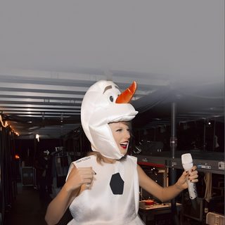 a woman dressed as a snowman holding a toothbrush in one hand and an ice cream in the other Aesthetic Taylor Swift Halloween Taylor Swift Fotos, Swift Tour, Swift Photo, light slate gray