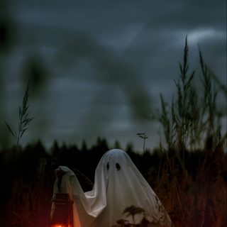 a ghost is in the middle of a field at night with its head turned to light up Aesthetic Halloween Horror Halloween Season, Spooky Stuff, Halloween Iphone Background Aesthetic, dark slate gray