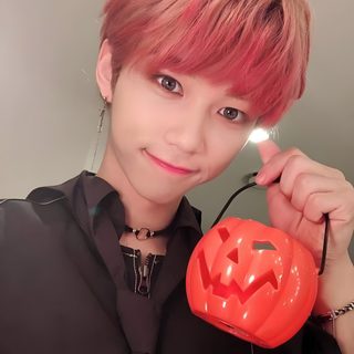 a person with pink hair holding a plastic pumpkin Felix Halloween K Pop Demon Pumpkin, Stray Kids Felix Halloween, Felix 5 Star Photocard, indian red
