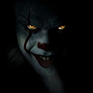 a creepy clown with yellow eyes and dark makeup is looking at the camera in the dark Clown Halloween Horror Hd For Mobile, Rural Photography, Pennywise Dark, Scary Pennywise Background, black