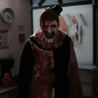 a man dressed as a scary clown in a room with clocks on the wall behind him Halloween Terrifier Terrifier Aesthetic, Art The Clown Pfp, Terrifier Pfp, Terrifier Art The Clown, black