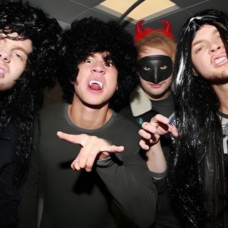 four men with long black hair and masks on posing for the camera in front of a mirror 5sos Halloween 5 Seconds, Five Seconds Of Summer, Michael Clifford, Calum Hood, 1d And 5sos, black