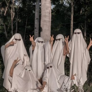 four people in white robes are standing near a tree and some bushes with their hands up Halloween 5 Best Friends Shoot, Shotting Photo, Scary Photos, Best Friend Poses, Whatsapp Cute, dim gray