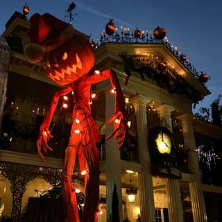 a large halloween decoration in front of a building with lights and decorations on the outside Iphone Disneyland Halloween Halloween Universal, Disney Instagram Pictures, Disneyland October, black