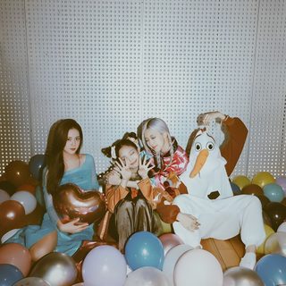 three women and two children sitting in a room full of balloons with one woman holding a stuffed animal Halloween Blackpink Iphone Lockscreen, Blackpink Poster, Lisa Rosé, Ukiss Kpop, Rosé Blackpink, dark gray