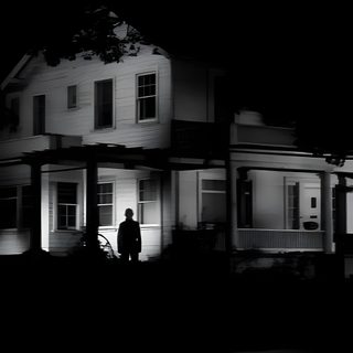a man standing in front of a house at night with the light on and out Halloween 1978 Iphone Old Scary Movies, Vintage Scary Movies, Old Horror Movie Aesthetic, black