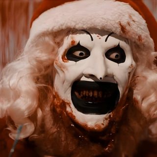 a creepy clown wearing a santa claus hat Halloween Terrifier Jason Patric, Film Horror, Slasher Film, After Movie, Runner's World, sienna