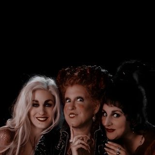three women are posing for a photo in front of a black background and one is holding her arm around the other woman's shoulder Halloween 3 Season Of The Witch Halloween Lock Screen, Hocus Pocus Sisters, Hocus Pocus Movie, Sister, black